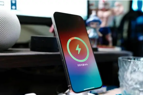三家镇苹果15换屏服务分享用什么充电器给iPhone15充电更好 